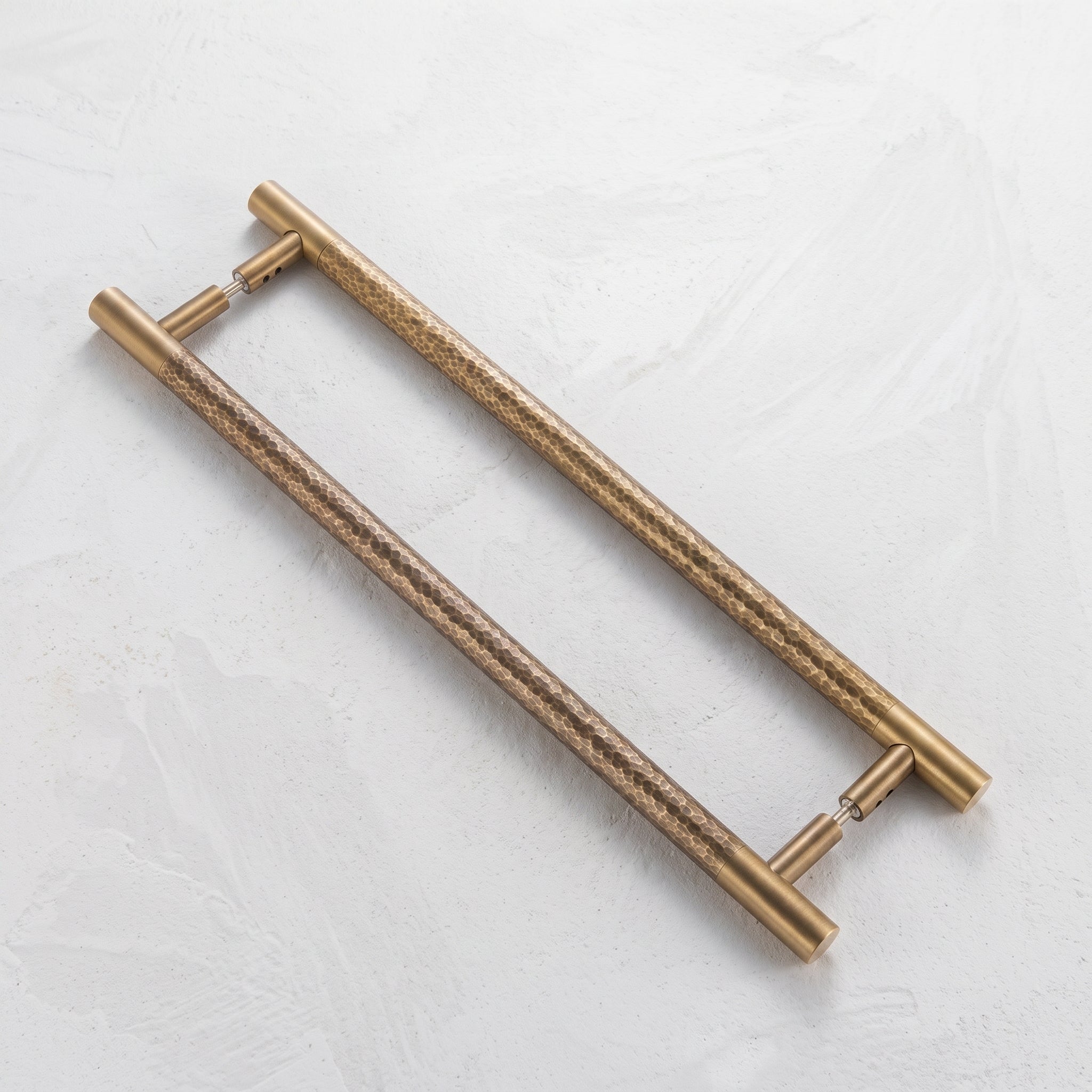 Poignée Stria bronze antique martelée double face — à plat