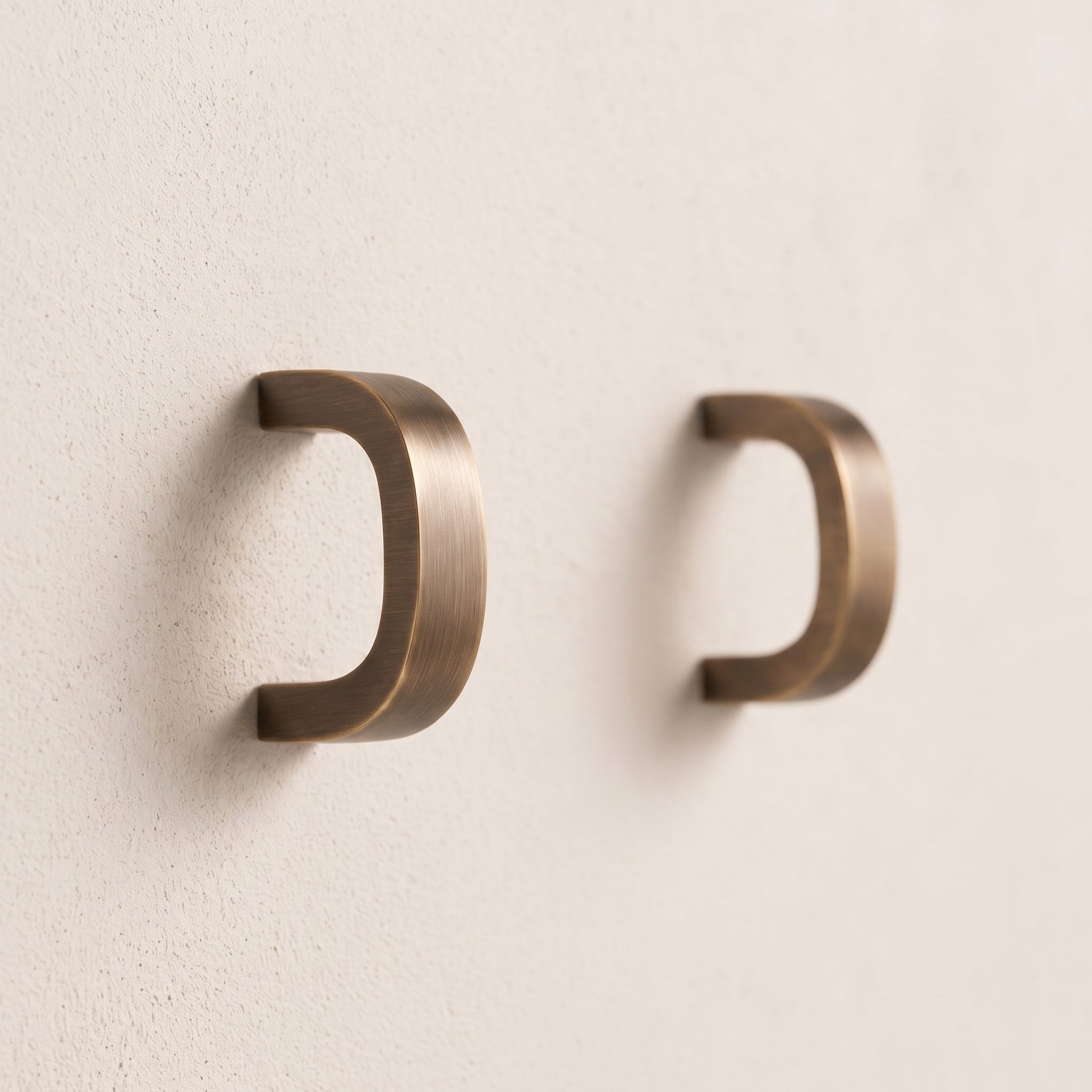Poignées Arco laiton brossé — mise en scène meuble