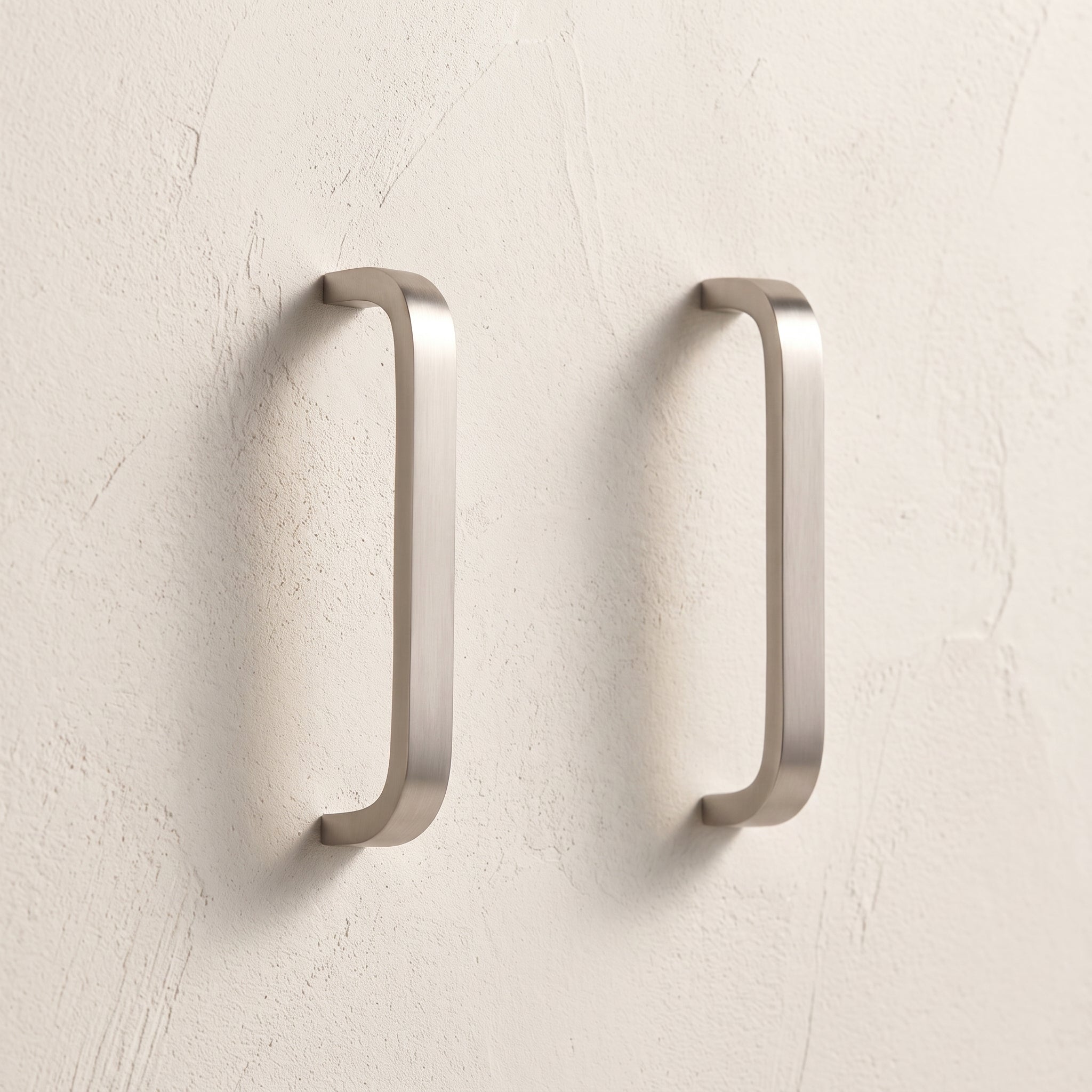 Poignées de meuble Arco laiton — mur à la chaux