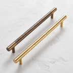 Duo de poignées Stria martelées — bronze antique et or mat