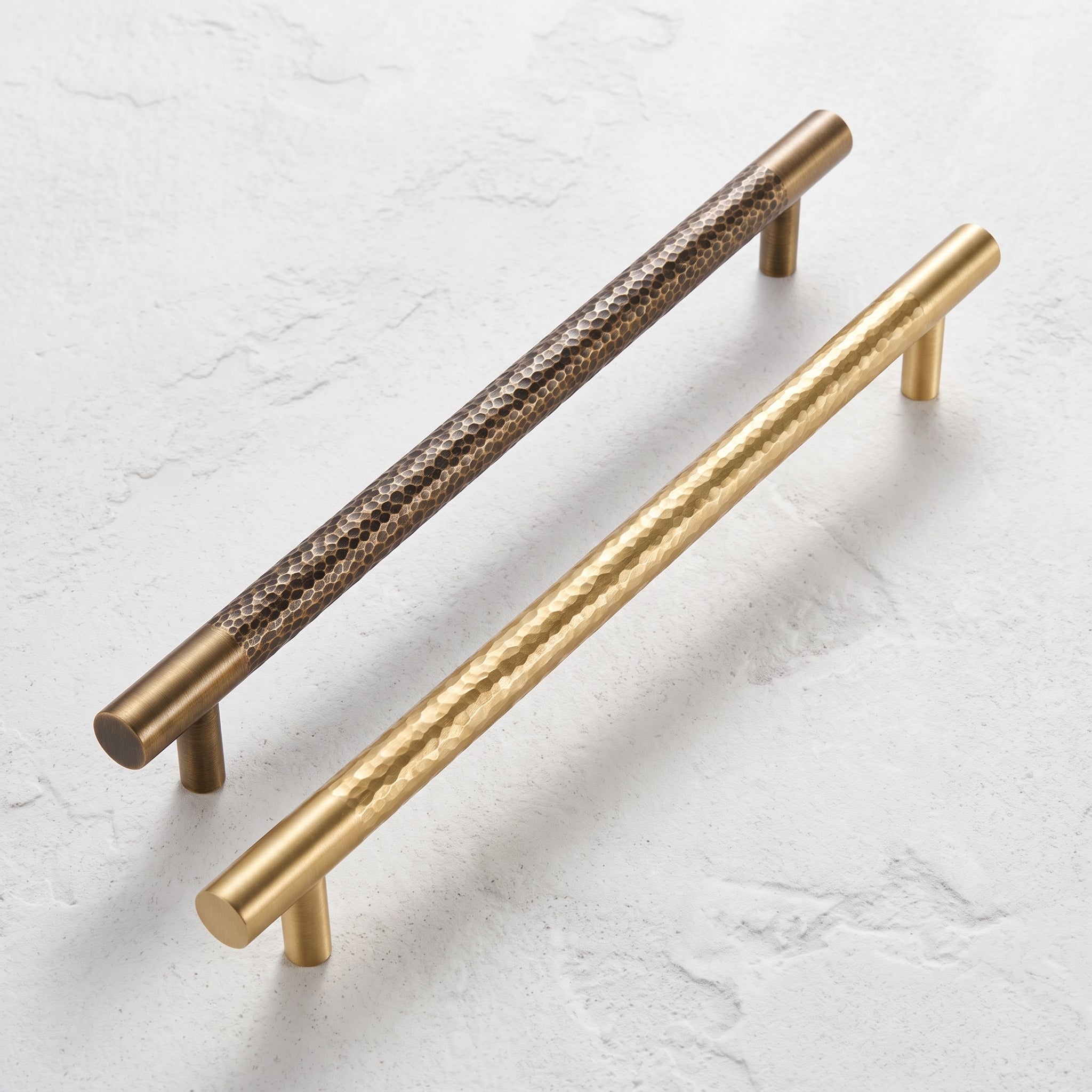 Duo de poignées Stria martelées — bronze antique et or mat