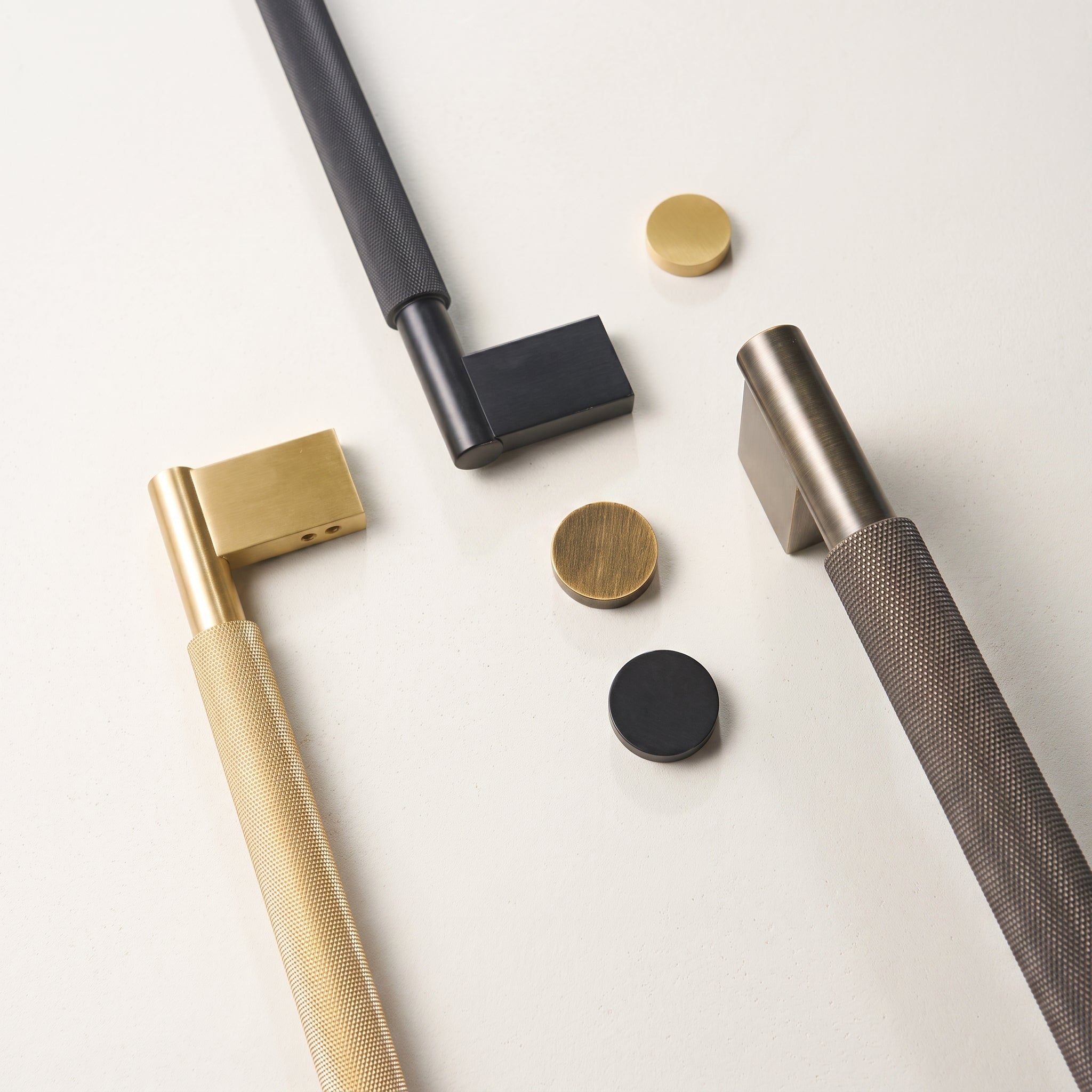 Collection Crux — poignées et boutons assortis en trois finitions