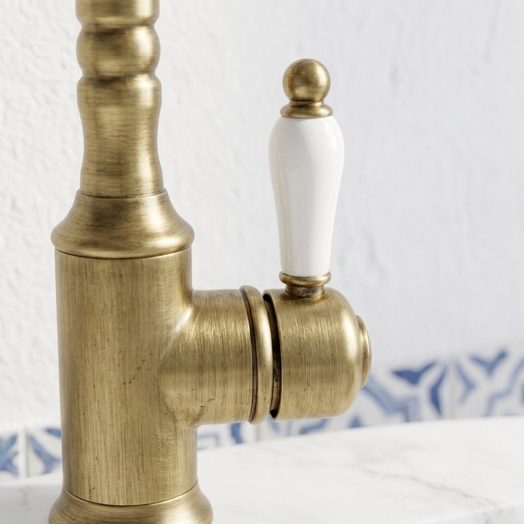 Robinet Lavabo Rétro Bronze Antique — Bec Pivotant en Laiton