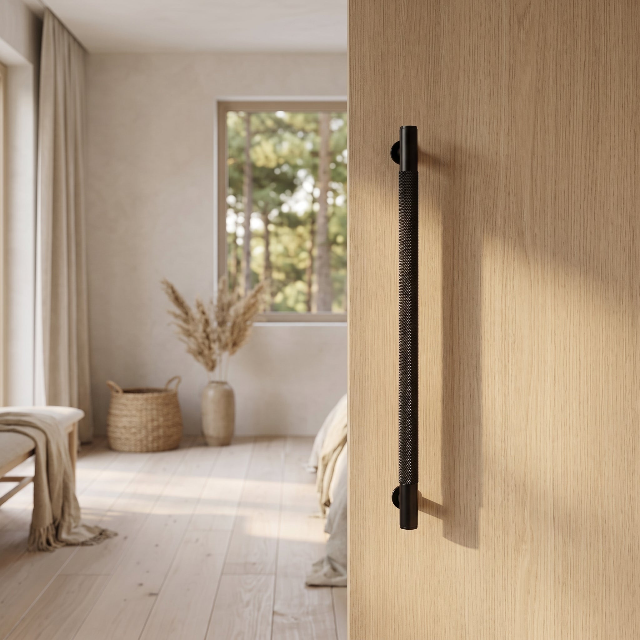 Poignée de porte Lyra noir mat sur porte en chêne clair