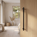 Poignée de porte Lyra noir mat sur porte en chêne clair