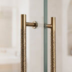 Paire de poignées Stria bronze antique martelées sur porte en verre