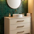 Salle de bain hôtel zellige émeraude — poignées Arco
