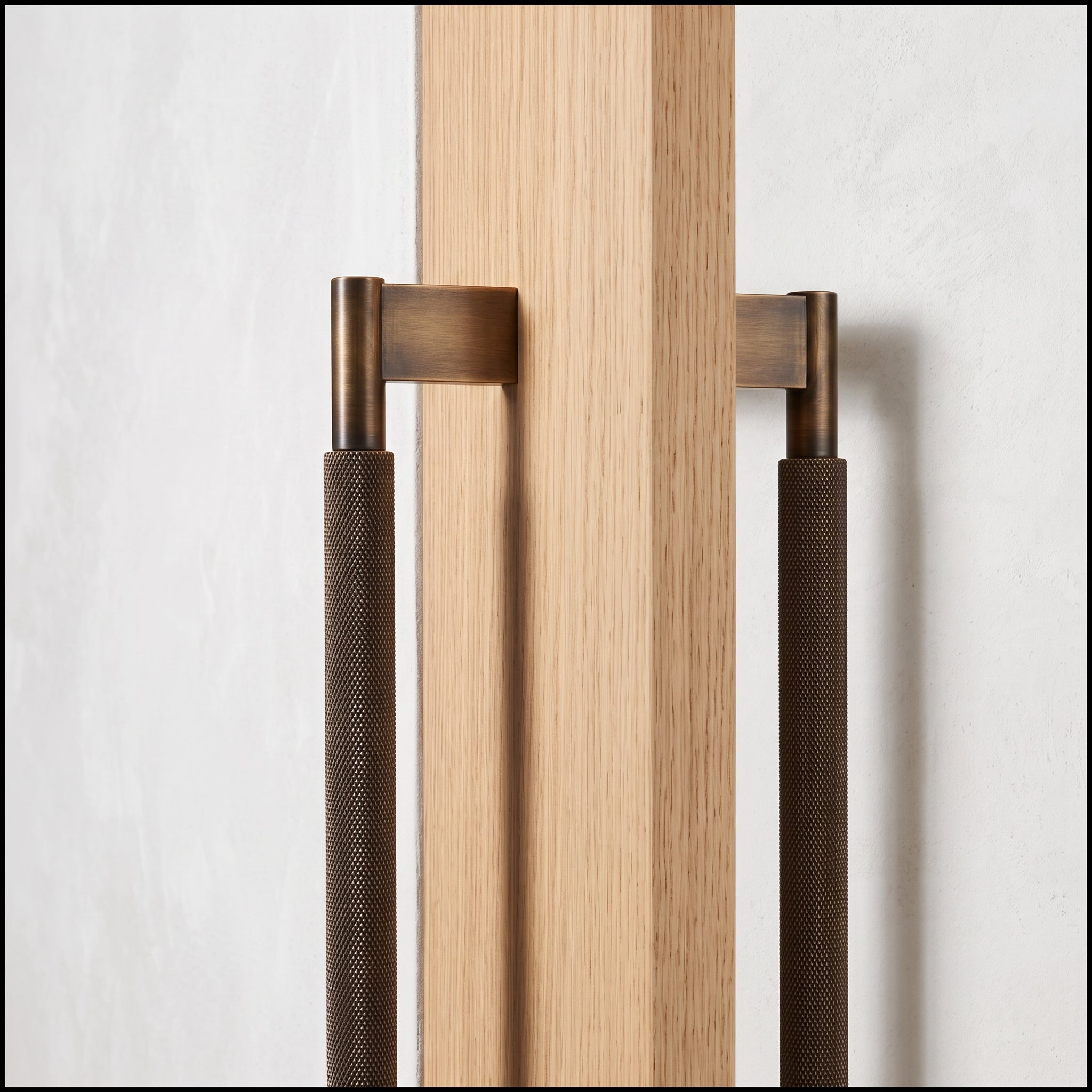 Poignée de Porte Crux Guillochée Laiton Massif — Bâton de Tirage 450 mm Simple Face