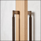 Poignée Crux bronze antique double face — gros plan sur le guillochage