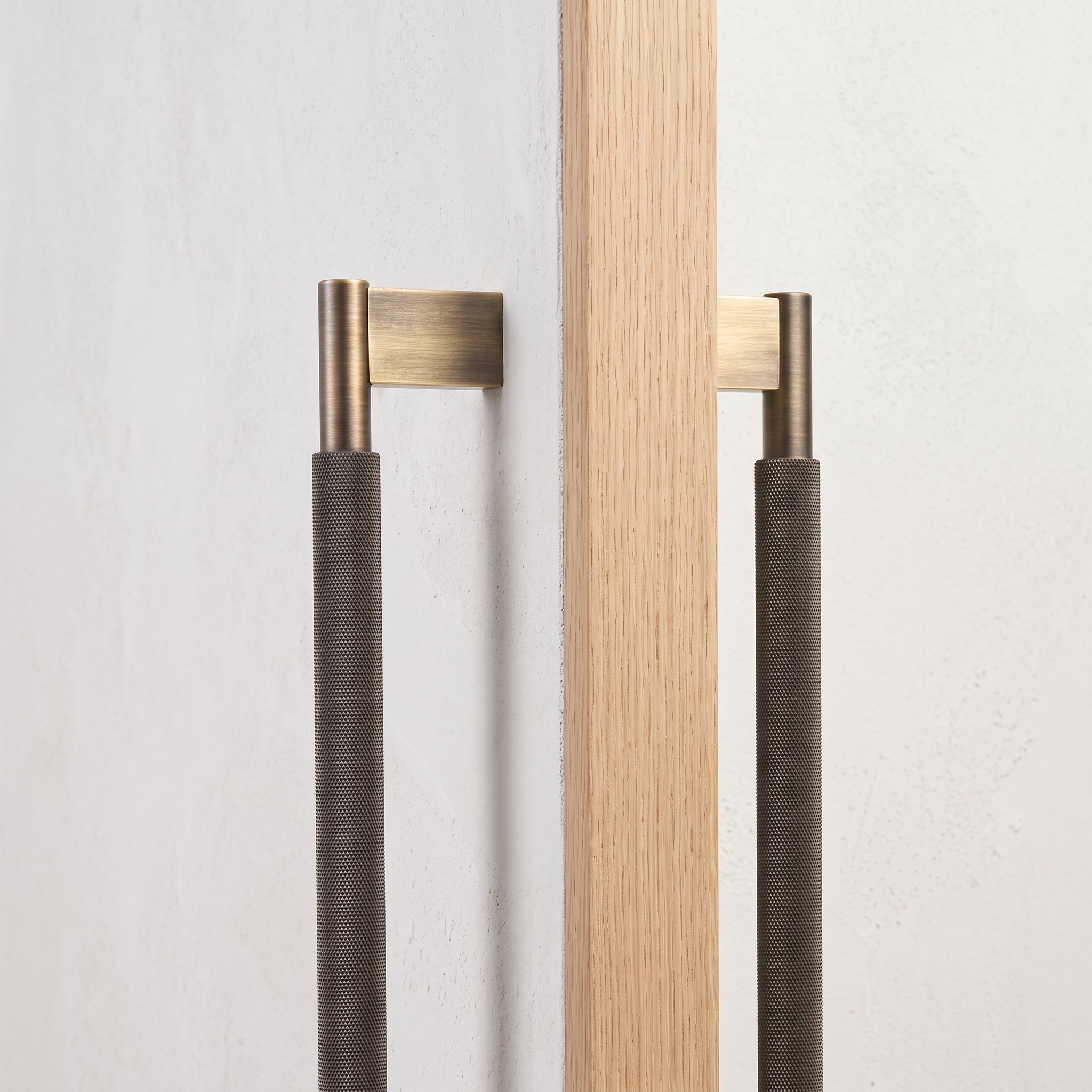 Poignée de Porte Crux Guillochée Laiton Massif — Bâton de Tirage 450 mm Simple Face