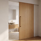 Porte coulissante en chêne avec poignée Crux laiton brossé — salle de bain