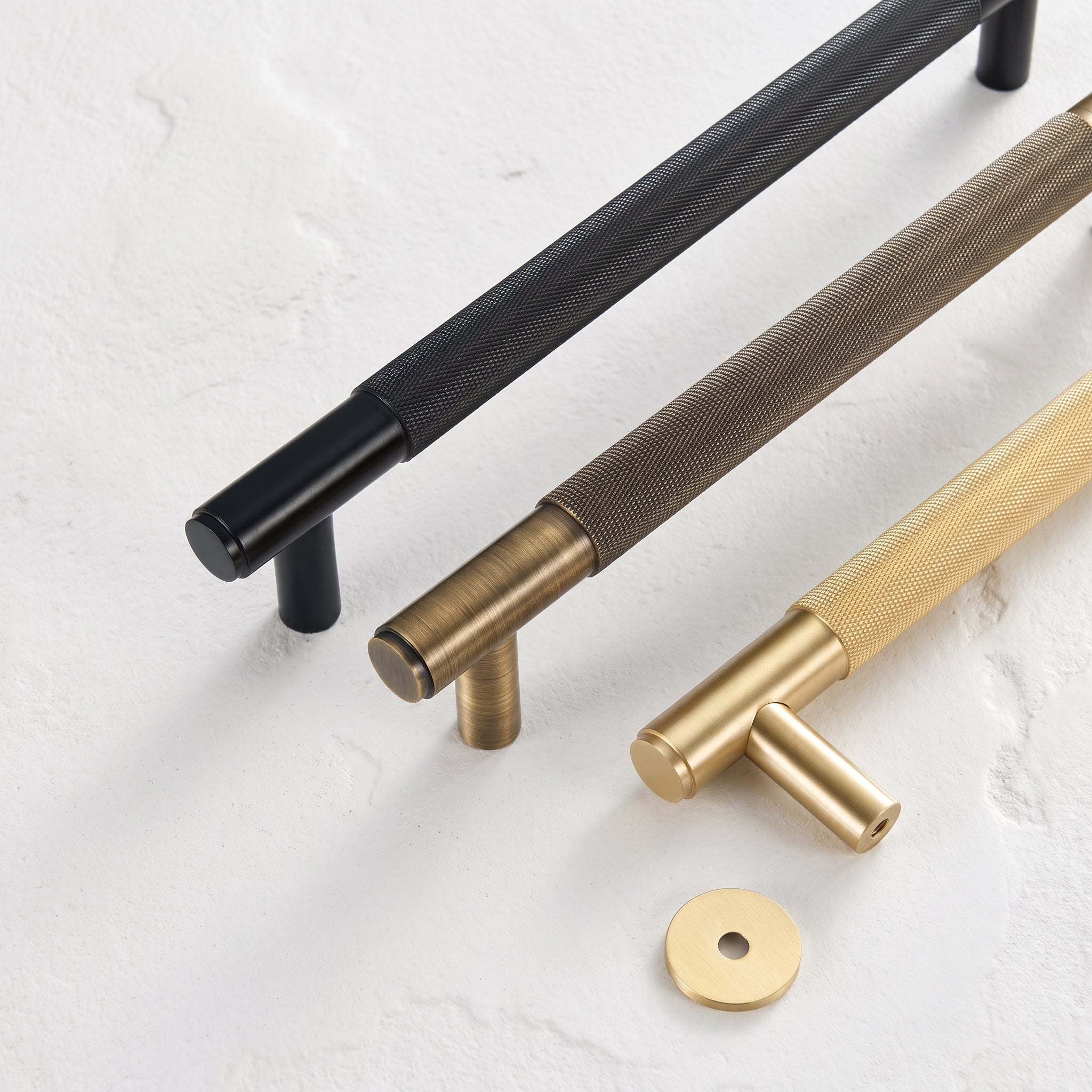 Poignées de porte Lyra moletées — finitions noir mat, bronze antique et or mat