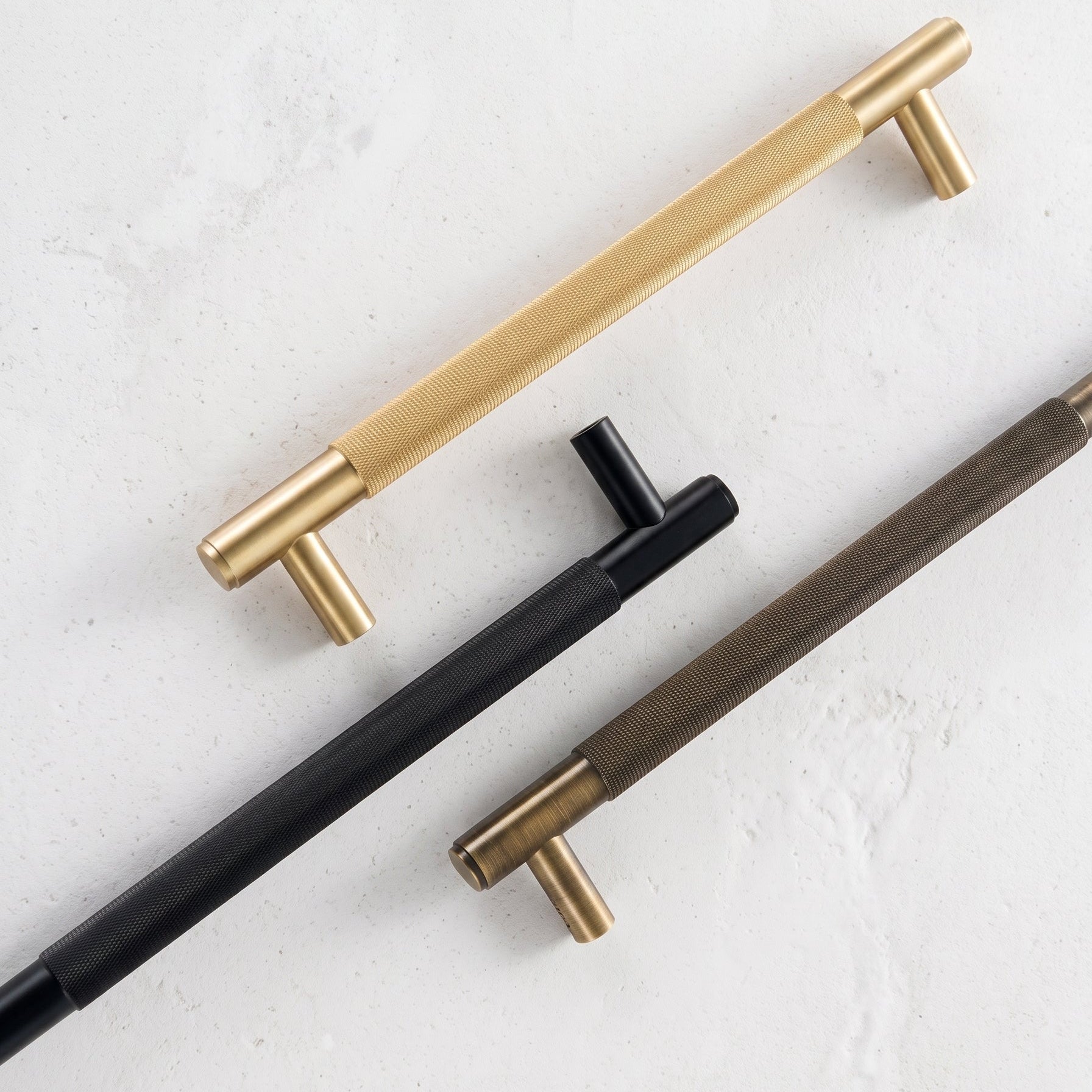 Trio de poignées Lyra moletées — or mat, noir mat, bronze antique