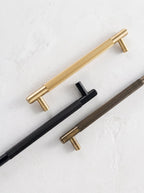 Trio de poignées Lyra moletées — or mat, noir mat, bronze antique