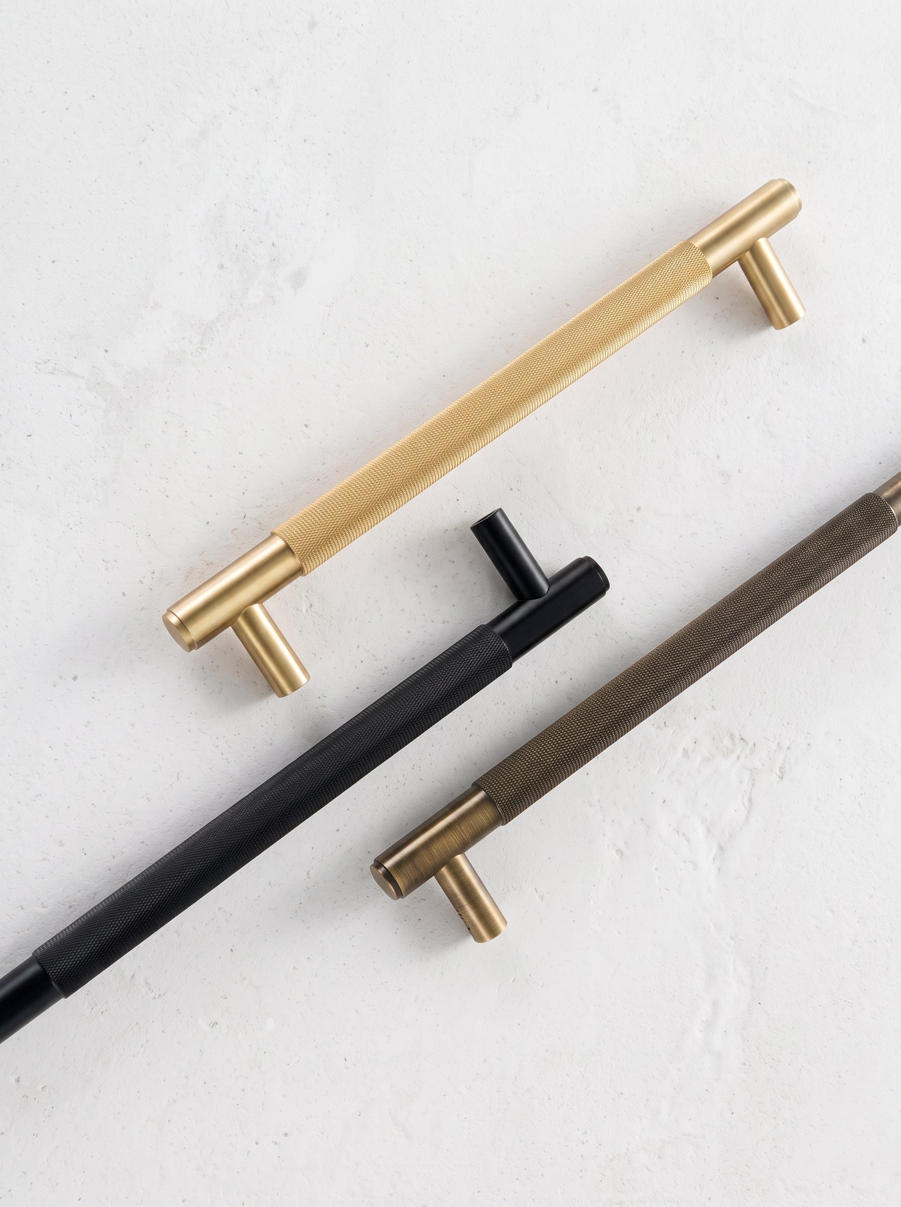 Trio de poignées Lyra moletées — or mat, noir mat, bronze antique