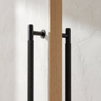 Poignée Lyra noir mat montage double face sur porte en chêne — détail moletage