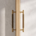 Poignée Lyra bronze antique montage double face sur porte en chêne — détail moletage