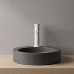Robinet lavabo Aura blanc mat au-dessus d'une vasque, vue rapprochée