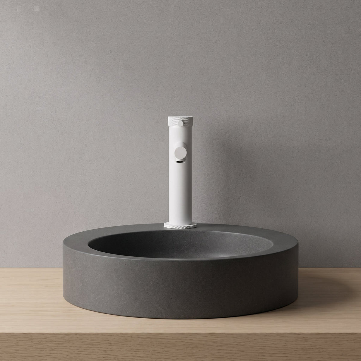 Robinet lavabo Aura blanc mat au-dessus d'une vasque, vue rapprochée