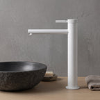 Robinet lavabo Aura blanc mat dans une salle de bain contemporaine