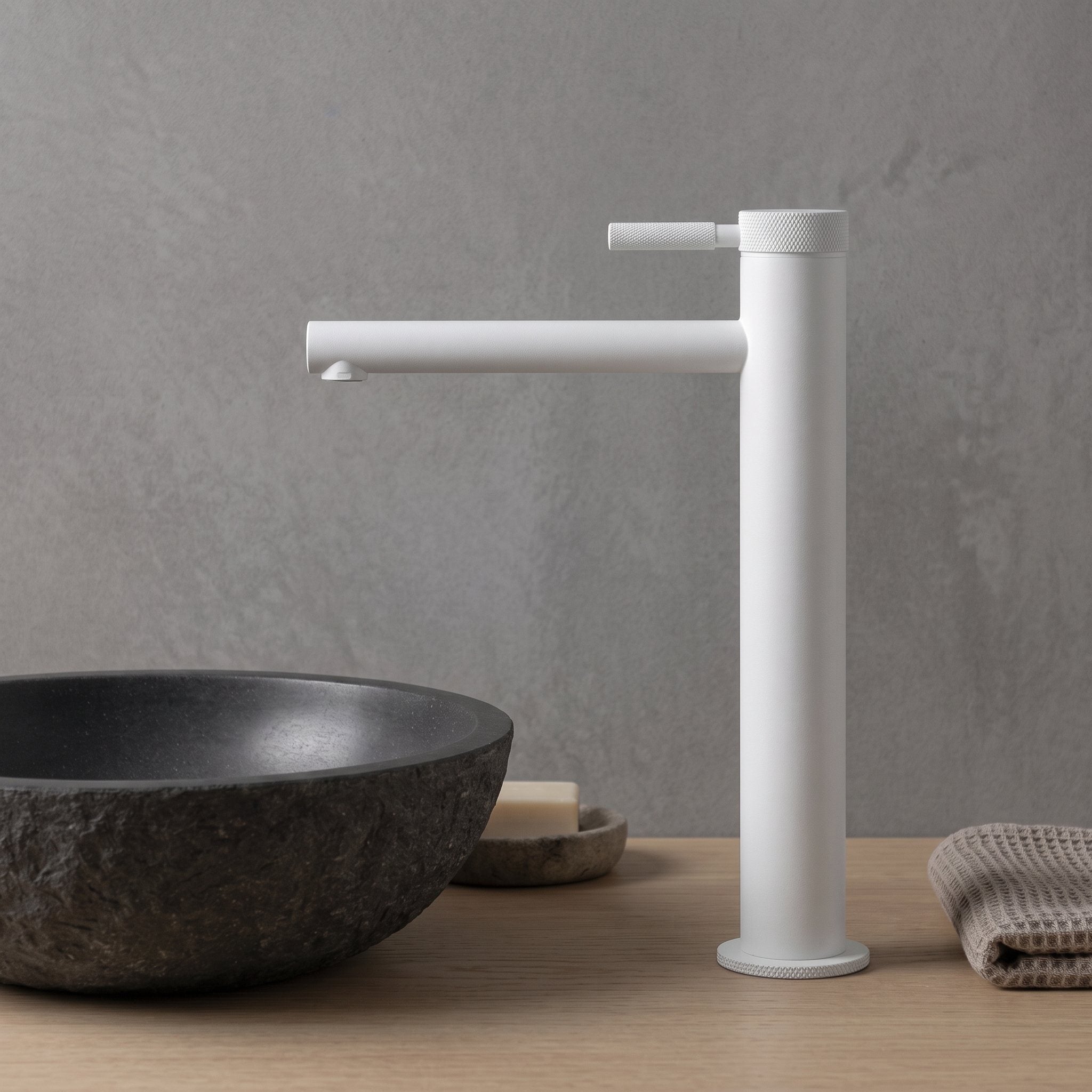 Robinet lavabo Aura blanc mat dans une salle de bain contemporaine
