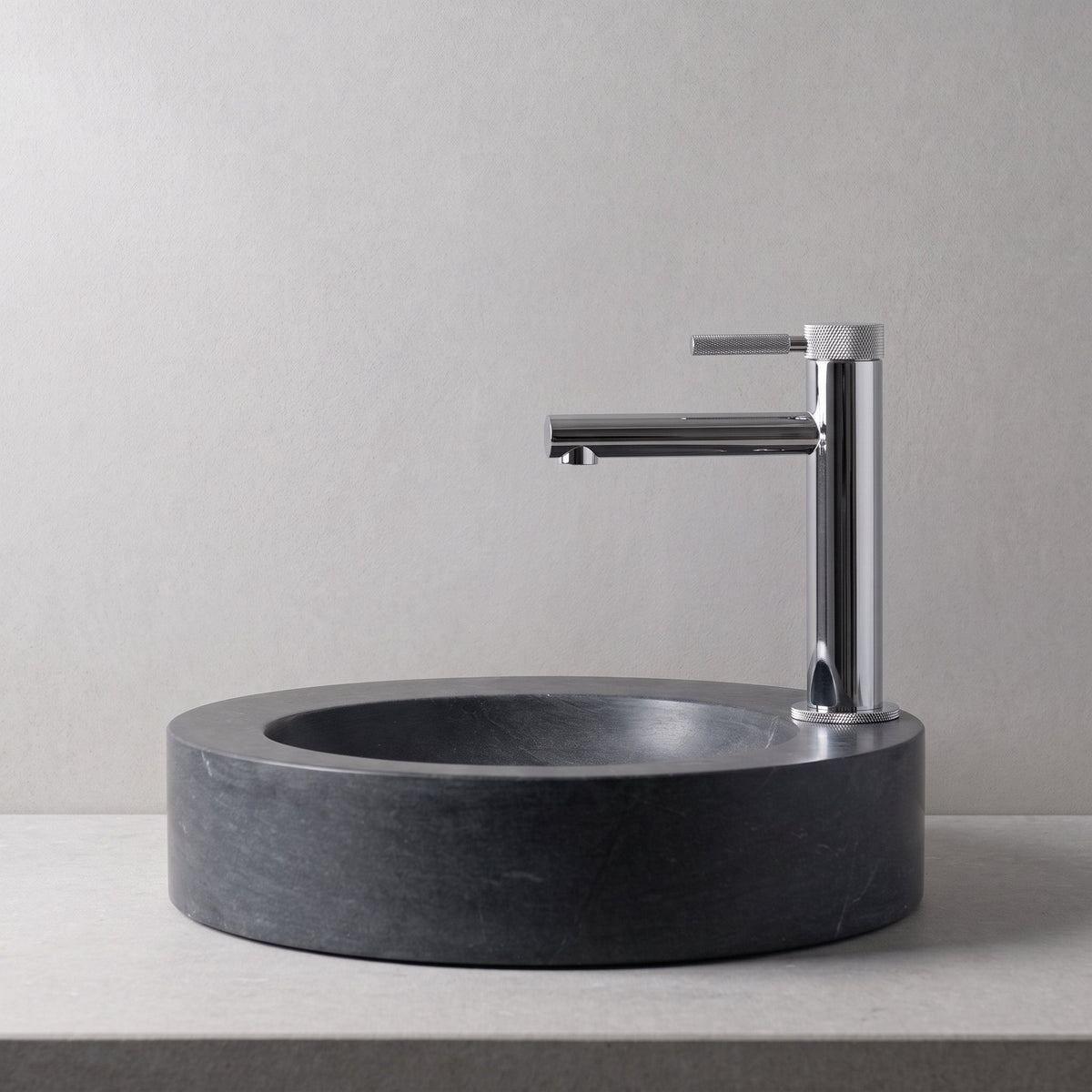 Robinet lavabo Aura chrome au-dessus d'une vasque, vue rapprochée