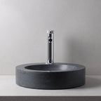 Robinet lavabo Aura chrome dans une salle de bain contemporaine