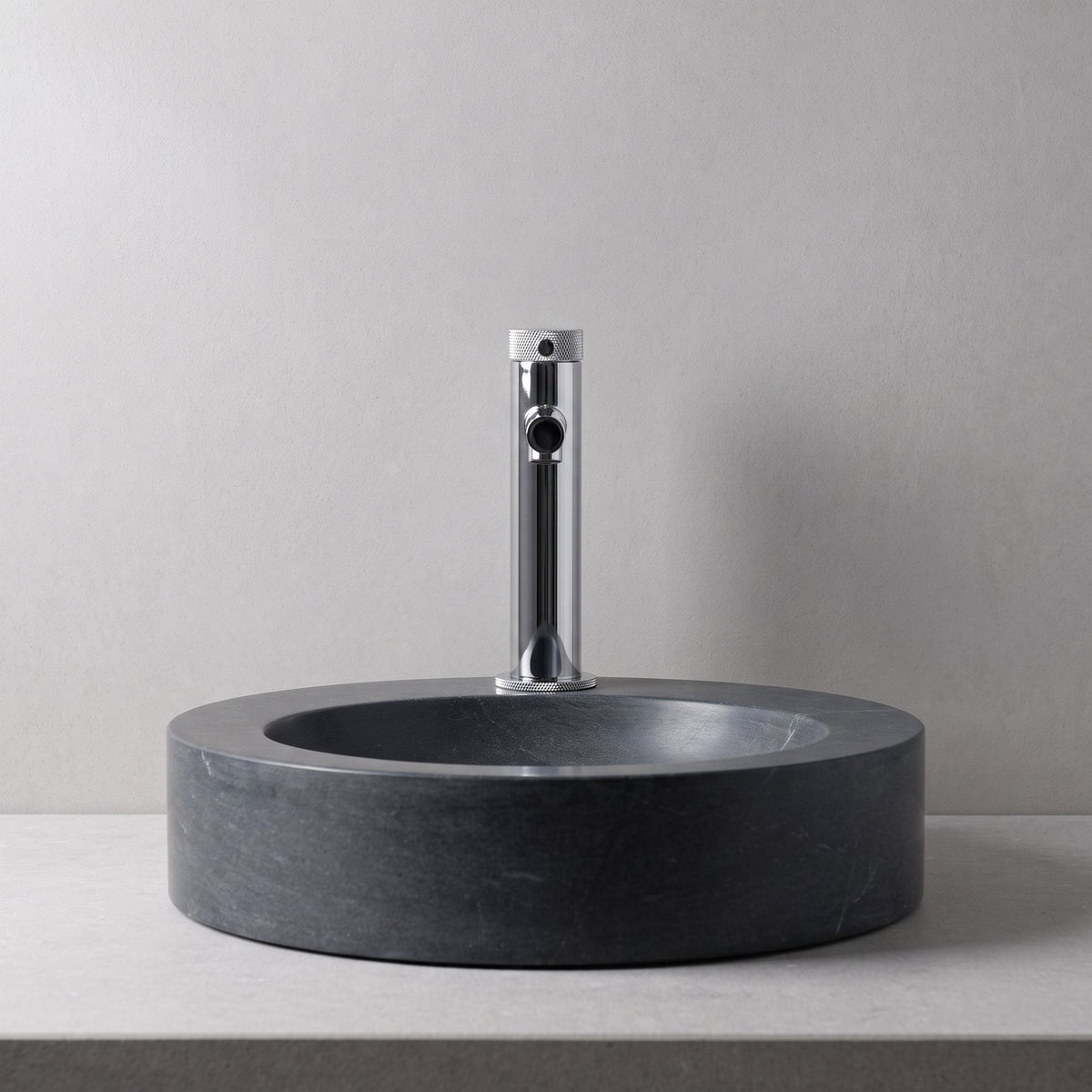 Robinet lavabo Aura chrome dans une salle de bain contemporaine