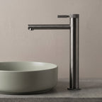 Robinet lavabo Aura gun metal installé sur une vasque à poser