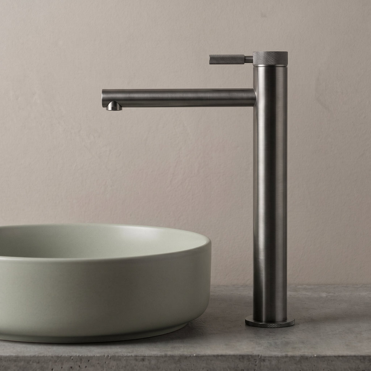 Robinet lavabo Aura gun metal installé sur une vasque à poser