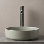 Robinet lavabo Aura gun metal dans une salle de bain contemporaine