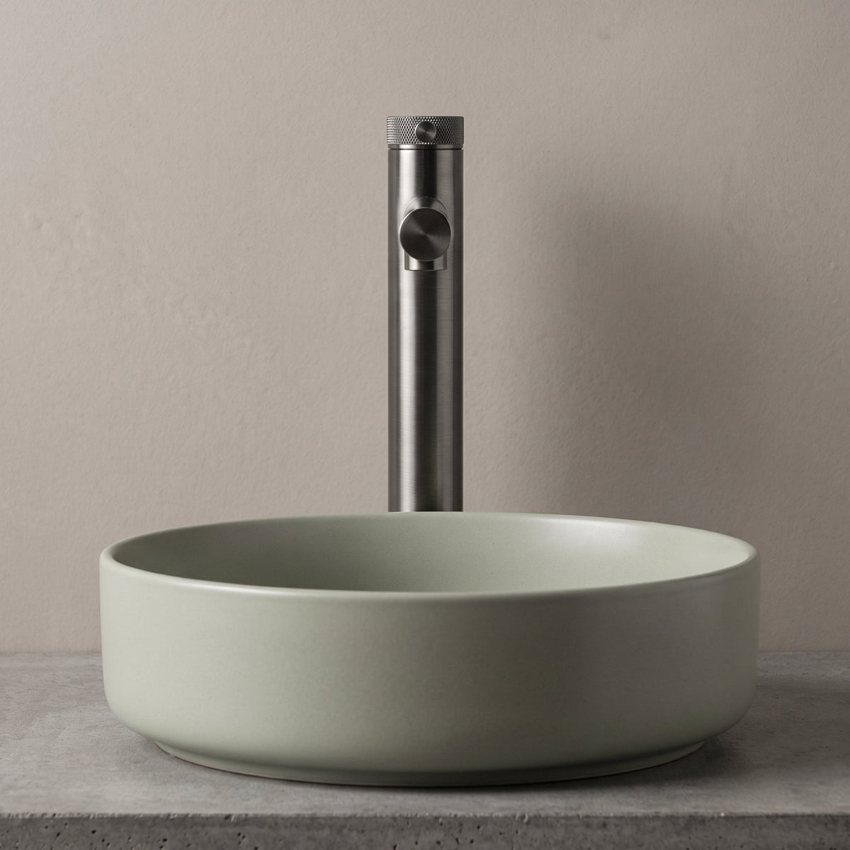 Robinet lavabo Aura gun metal dans une salle de bain contemporaine