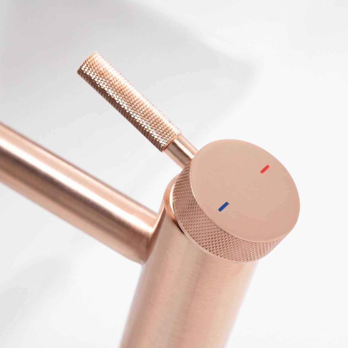 Détail du moletage et du corps du robinet lavabo Aura