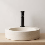 Robinet lavabo Aura noir mat installé sur une vasque à poser