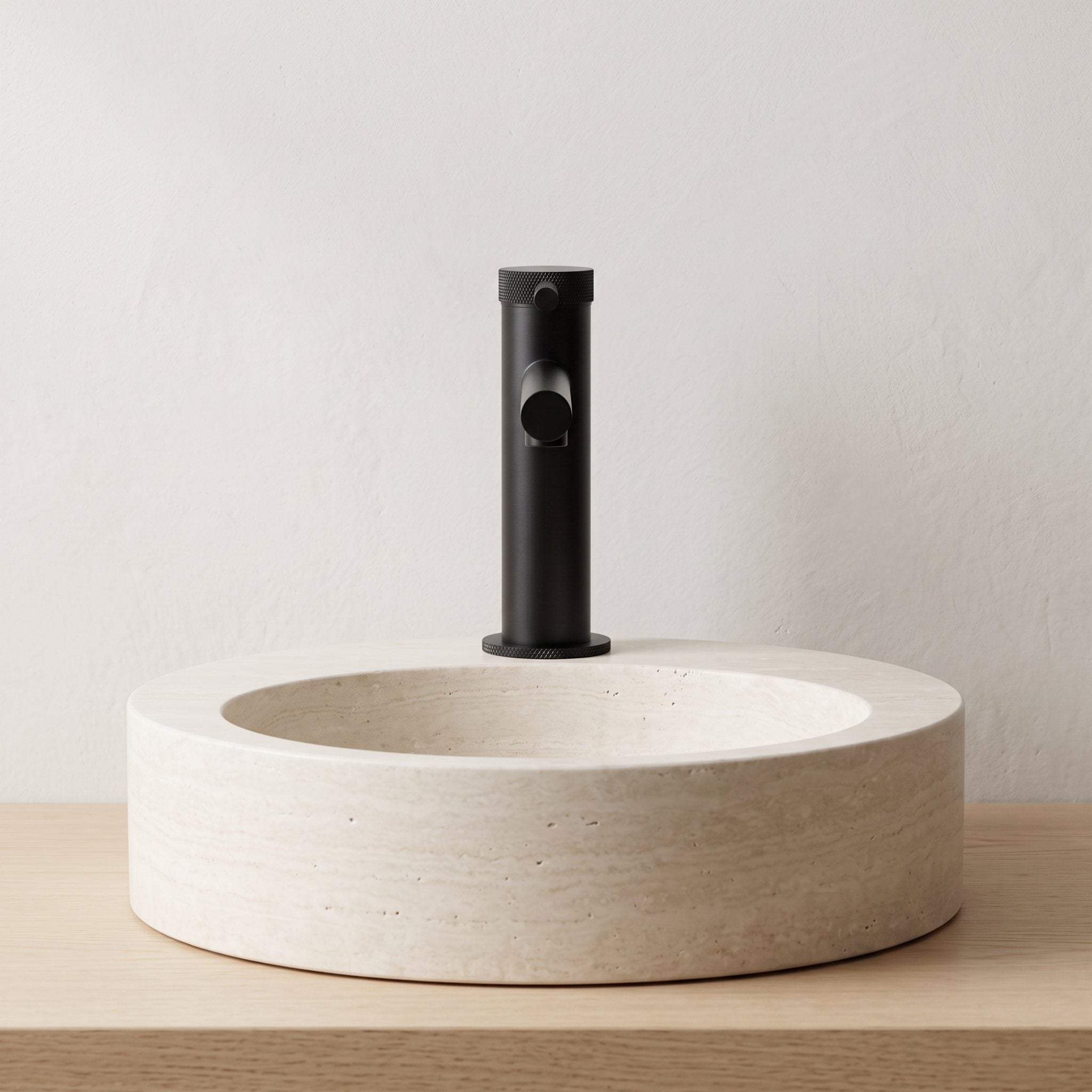 Robinet lavabo Aura noir mat installé sur une vasque à poser