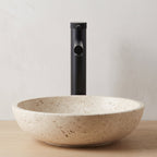 Robinet lavabo Aura noir mat au-dessus d'une vasque, vue rapprochée