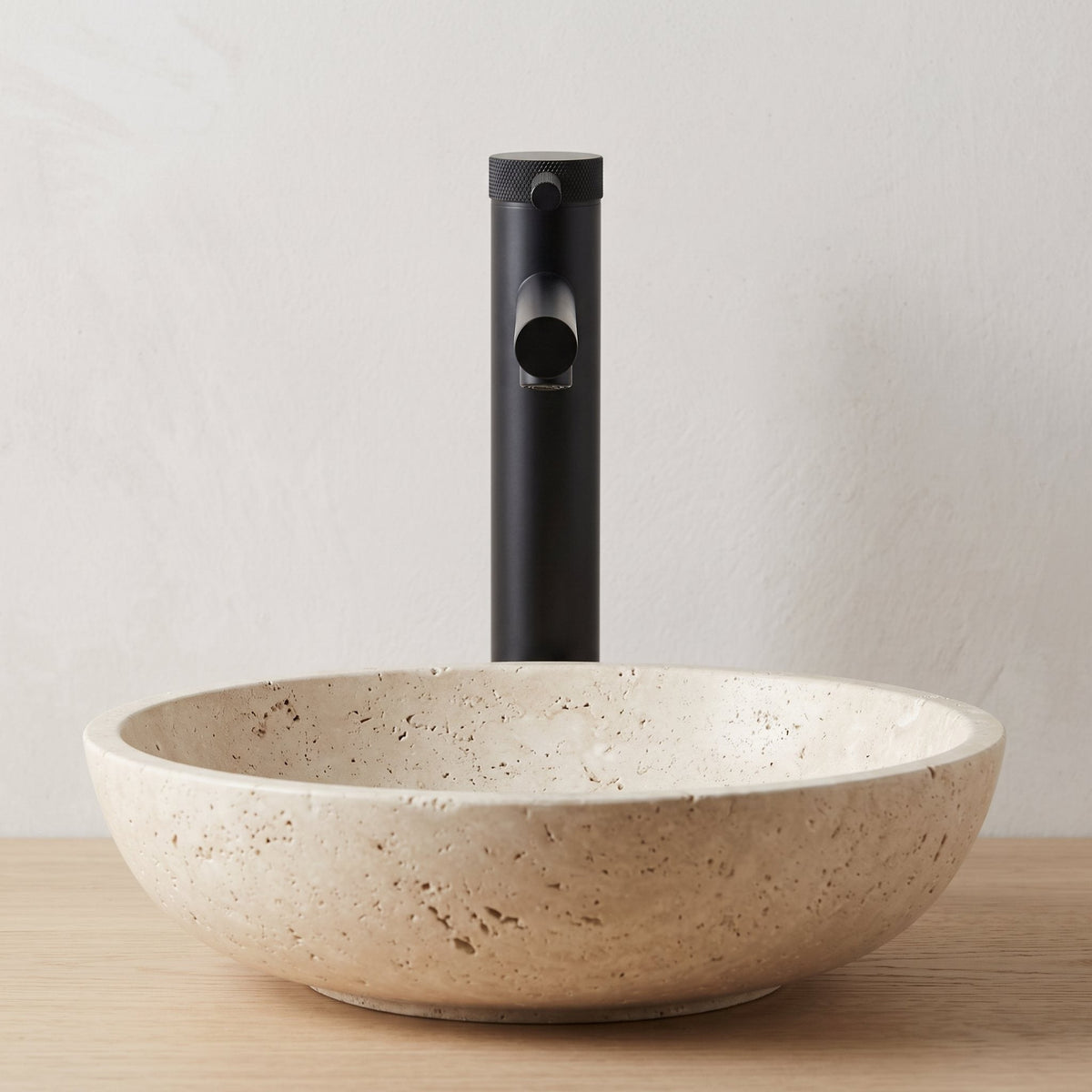 Robinet lavabo Aura noir mat au-dessus d'une vasque, vue rapprochée
