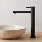 Robinet lavabo Aura noir mat dans une salle de bain contemporaine
