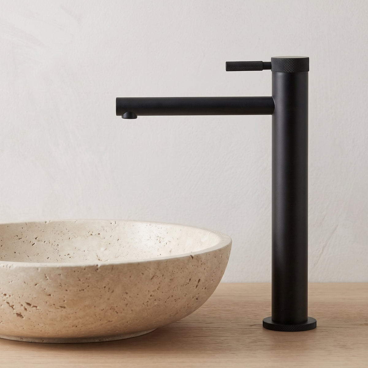 Robinet lavabo Aura noir mat dans une salle de bain contemporaine