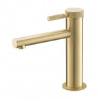 Robinet lavabo Aura or brossé modèle court sur fond blanc