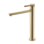 Robinet lavabo Aura or brossé modèle haut pour vasque, sur fond blanc