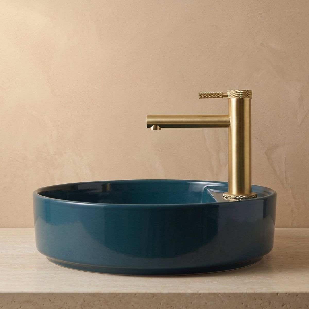 Robinet lavabo Aura or brossé installé sur une vasque à poser