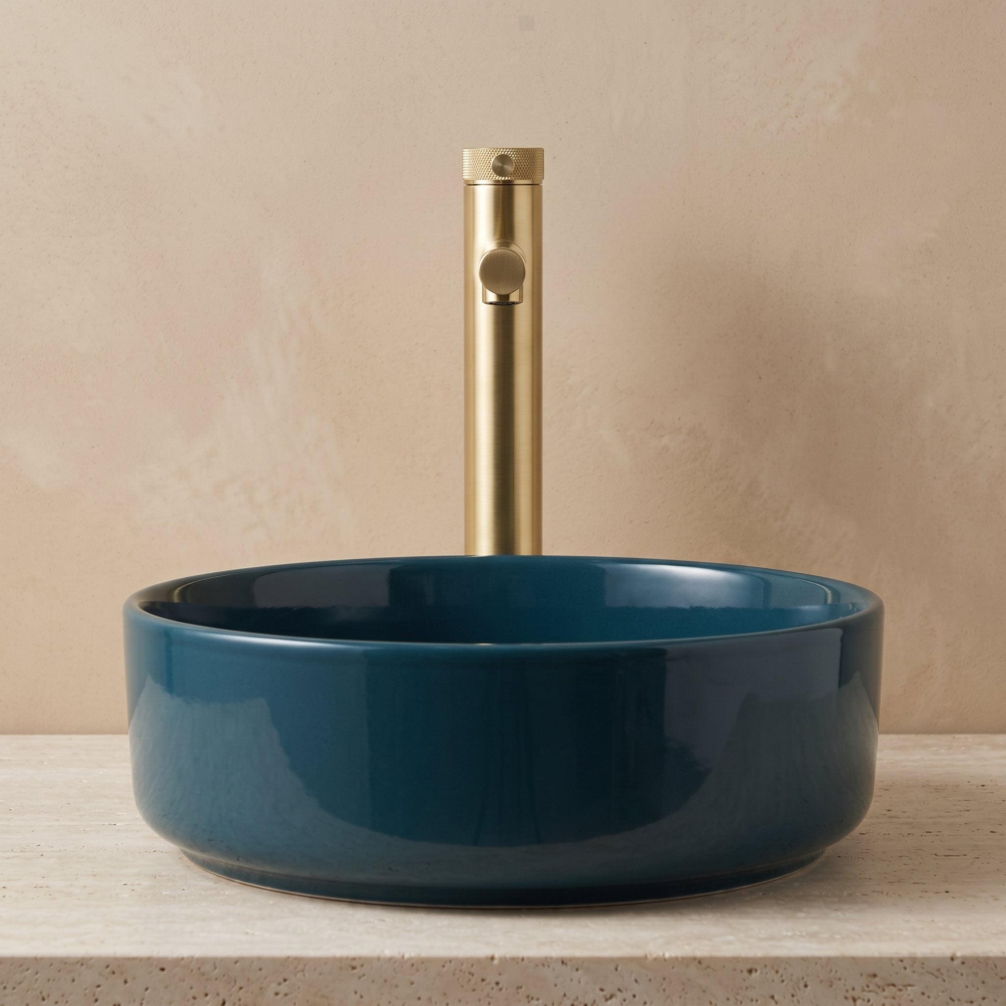 Robinet lavabo Aura or brossé dans une salle de bain contemporaine