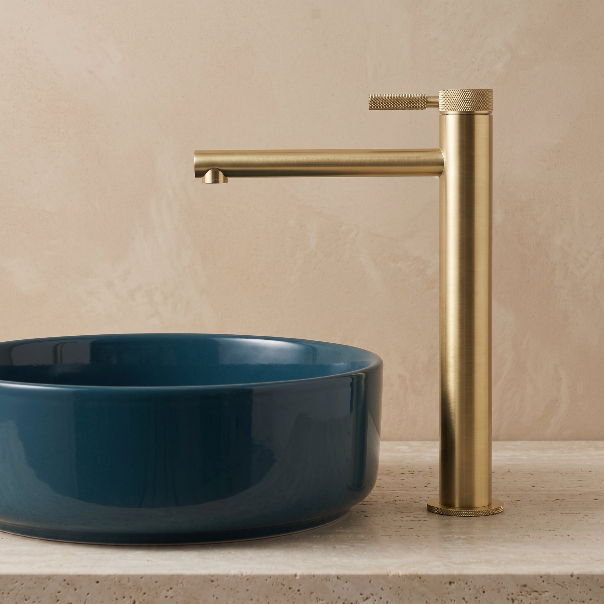 Robinet lavabo Aura or brossé, vue d'ensemble du plan de vasque