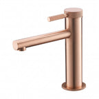 Robinet lavabo Aura or rose brossé modèle court sur fond blanc