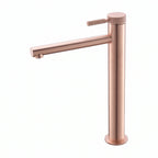 Robinet lavabo Aura or rose brossé modèle haut pour vasque, sur fond blanc