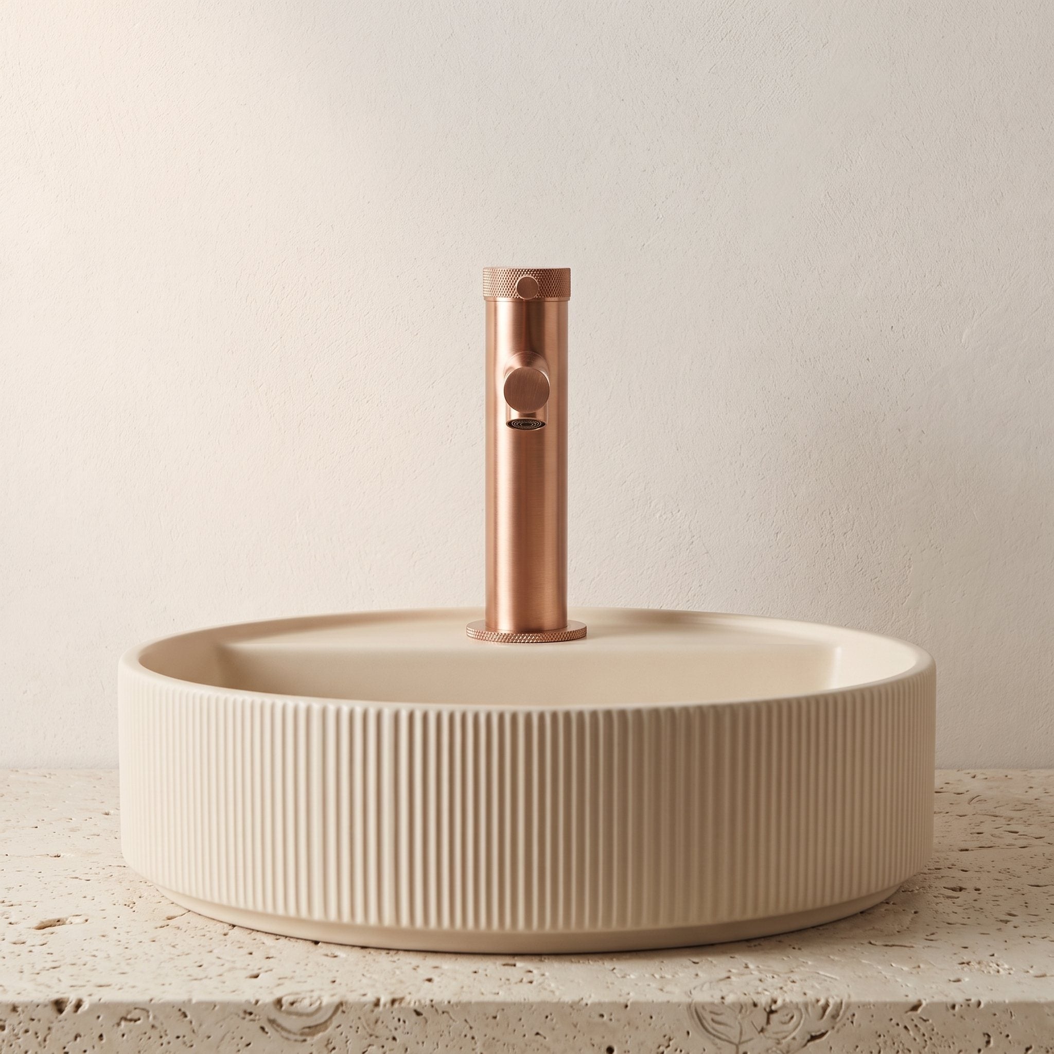 Robinet lavabo Aura or rose brossé installé sur une vasque à poser