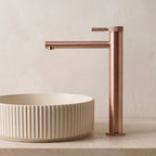 Robinet lavabo Aura or rose brossé dans une salle de bain contemporaine