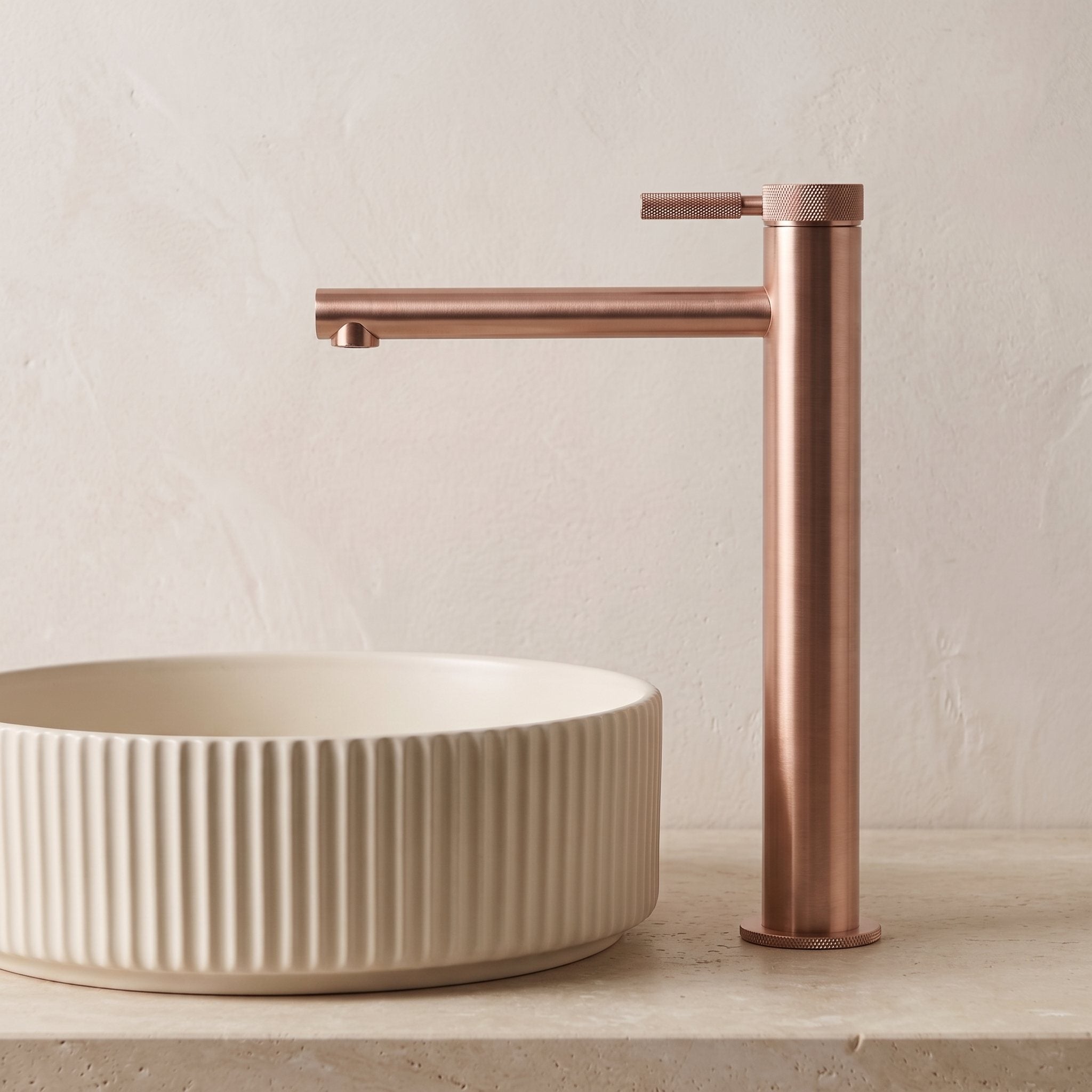 Robinet lavabo Aura or rose brossé dans une salle de bain contemporaine