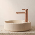 Robinet lavabo Aura or rose brossé, vue d'ensemble du plan de vasque
